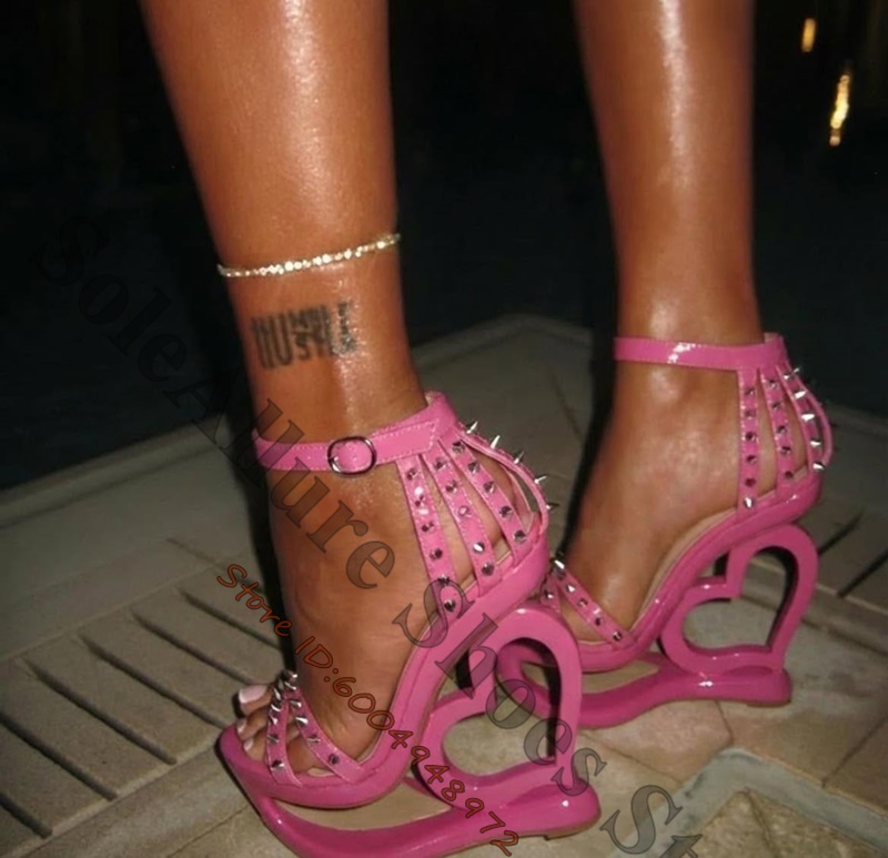 Hot Pink Spike Stud Caged Hear – Wide Fit Heels Bewertung und Preis